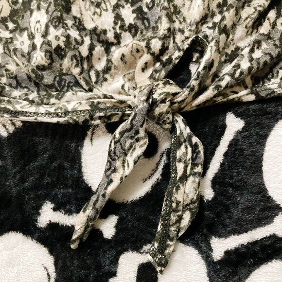 REITMANS Abstract geometric print v-neck tie-waist t-shirt ~ MEDIUM LARGE XL top - Picture 5 of 14